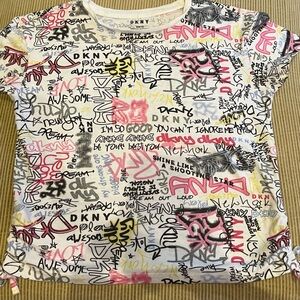 DKNY Girl’s Graffiti All-Over Cropped T-Shirt w/ Side Ruching Size 8-10 Like New